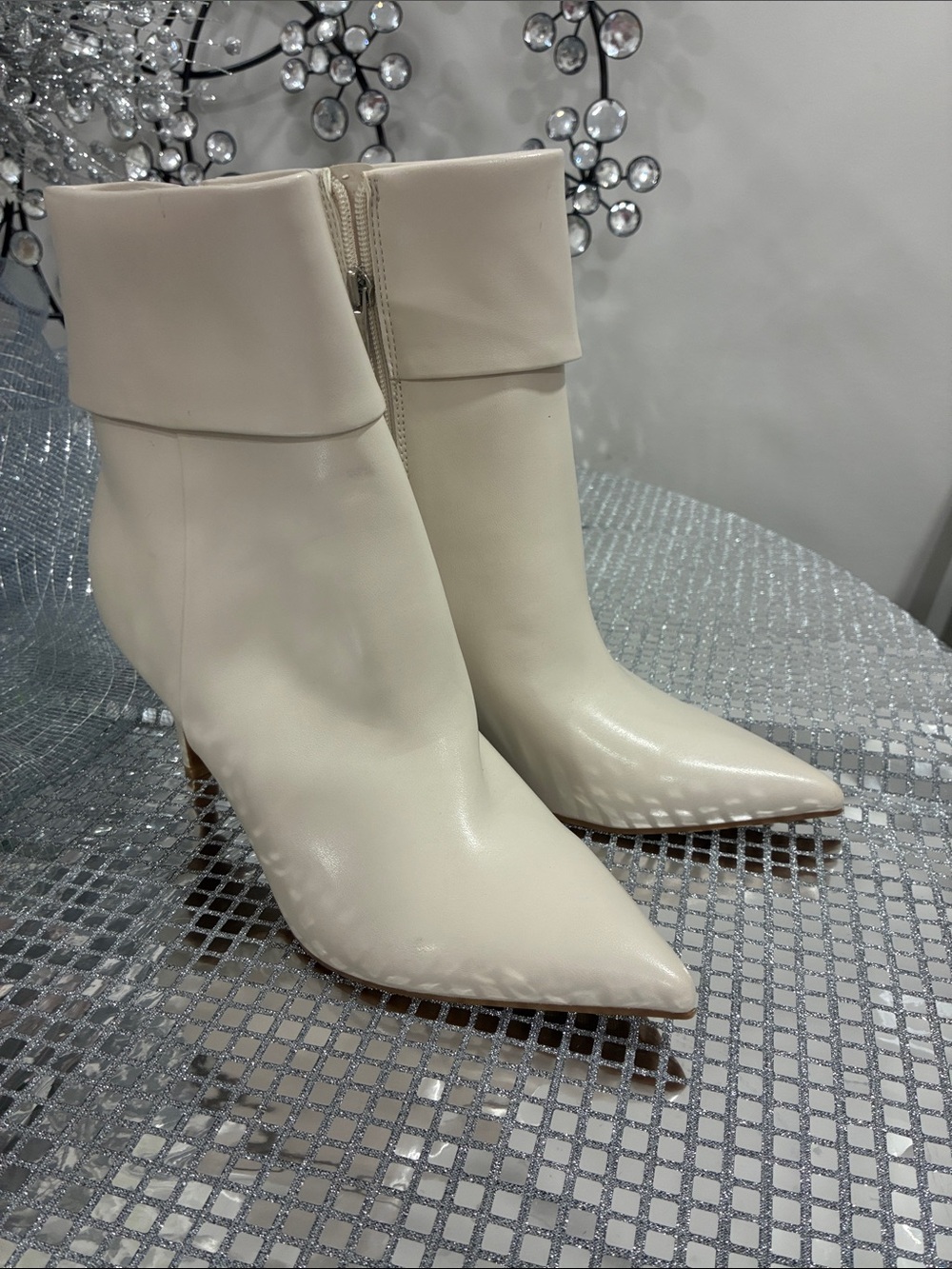 🎈🎈Nine West 🎈🎈Cream Fold-Over Pointed Toe Ankle Boots